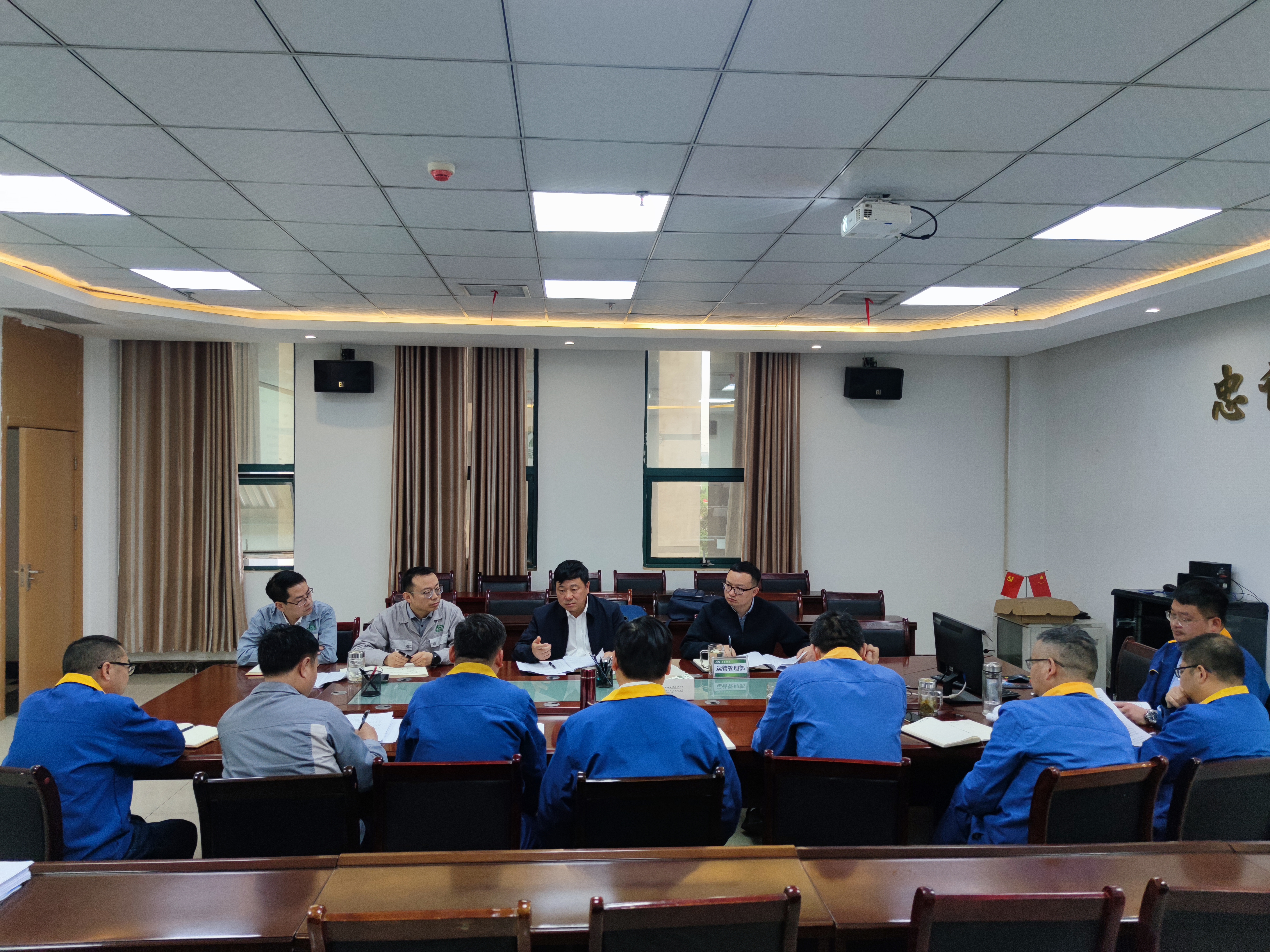 集團公司黨委委員、副總經理李凱到能礦錳業調研一季度“開門紅”情況及降本增效工作