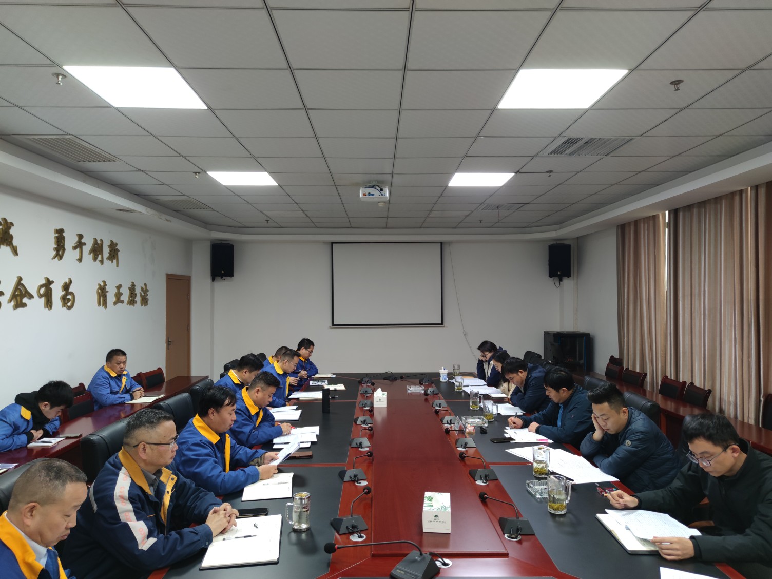 集團黨委委員、總會計師雷治昌一行到能礦錳業調研2024年財務情況及2025年預算工作