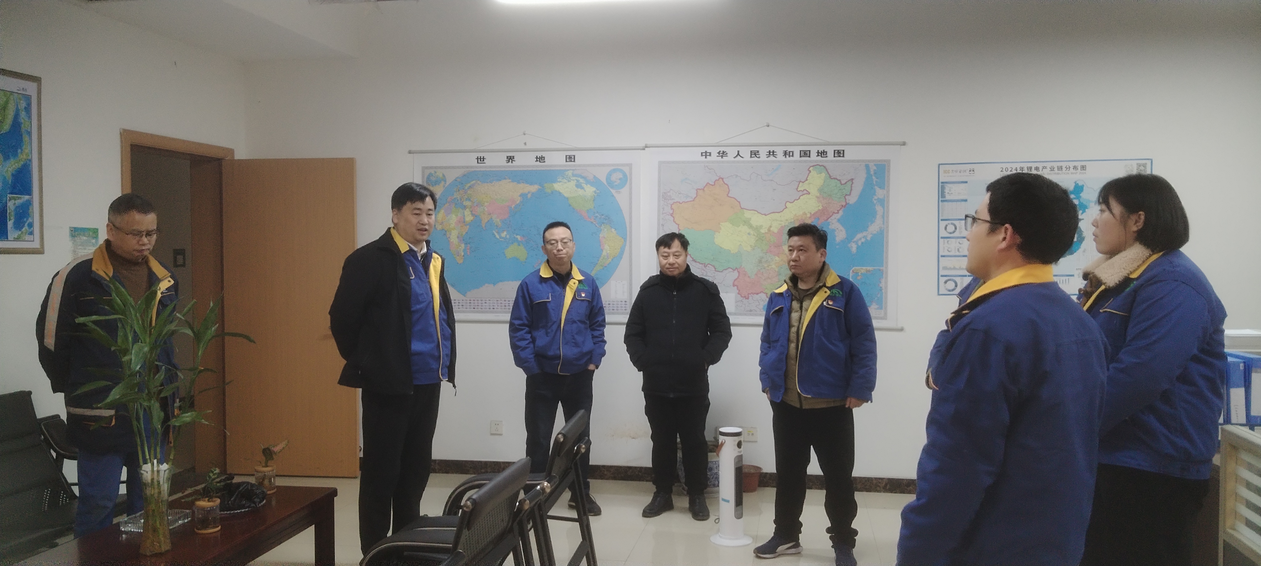 能礦錳業(yè)黨政領(lǐng)導(dǎo)節(jié)后上班第一天了解復(fù)工情況并慰問干部職工