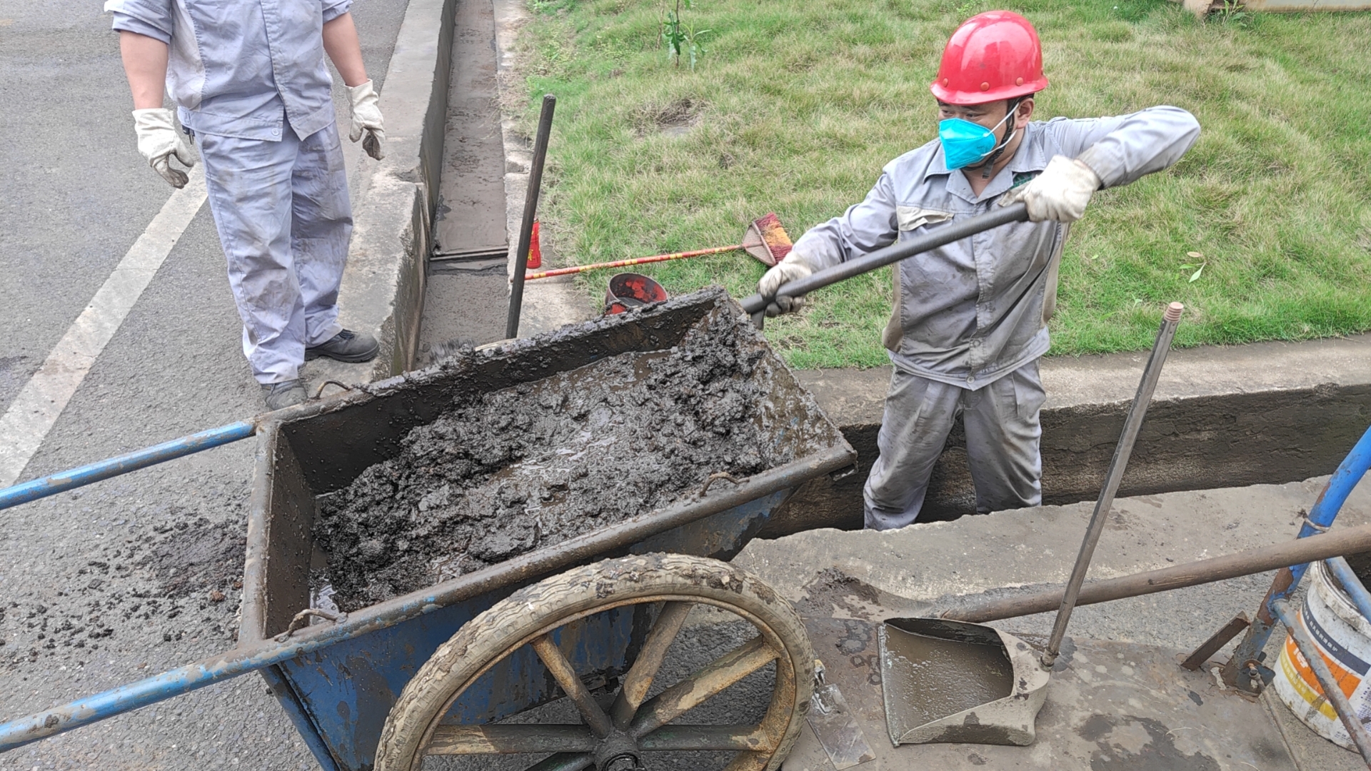 清溝渠 疏排水——能礦錳業未雨綢繆保汛期安全生產
