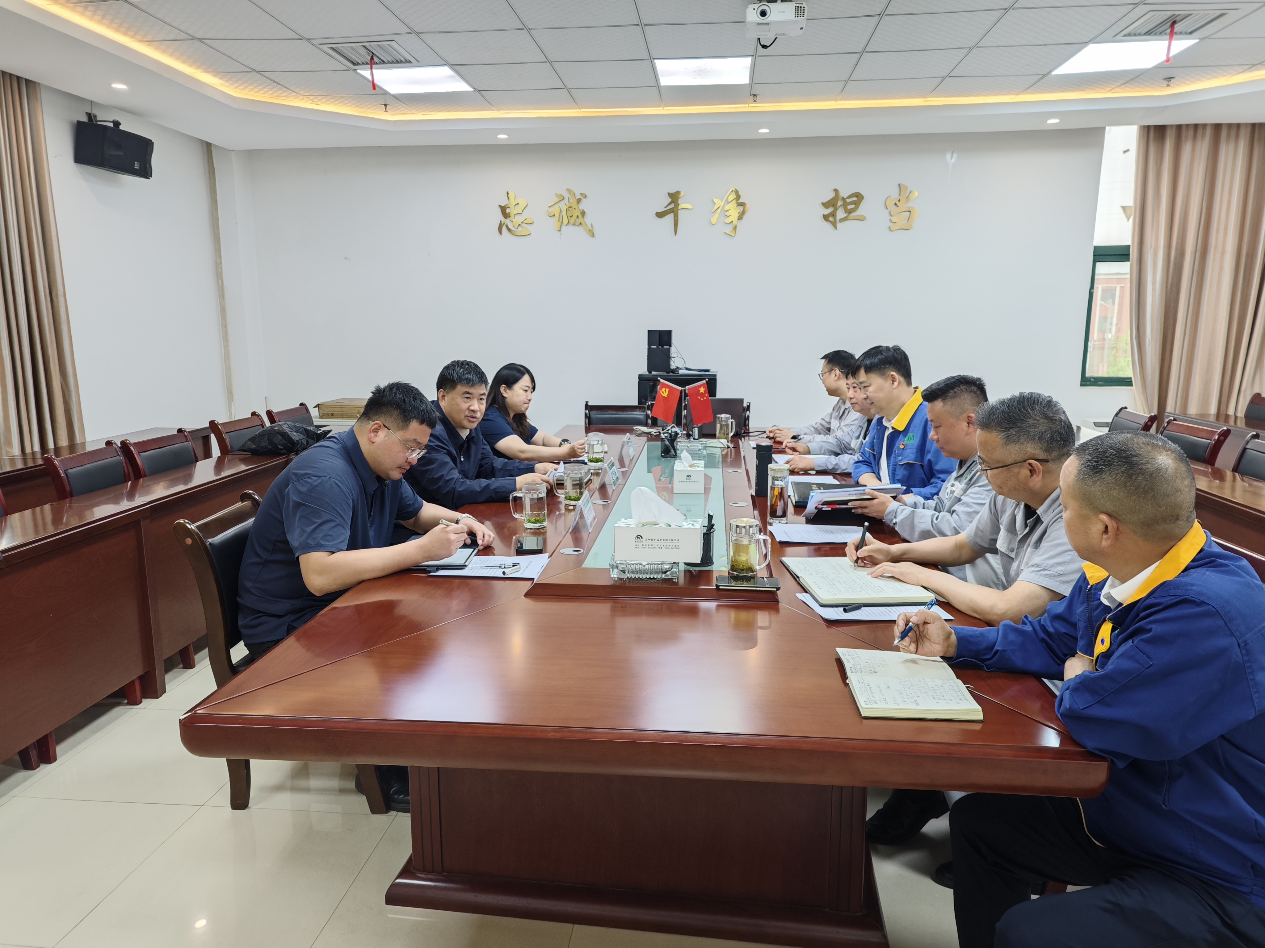 集團黨委書記、董事長、總經理趙震海一行赴能礦錳業調研生產經營、安全環保等工作