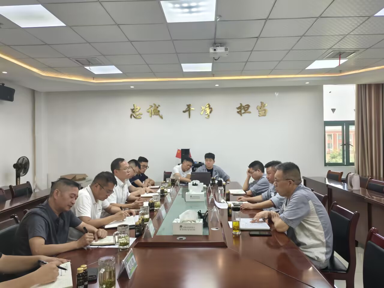 水城經開區領導到能礦錳業考察洽談