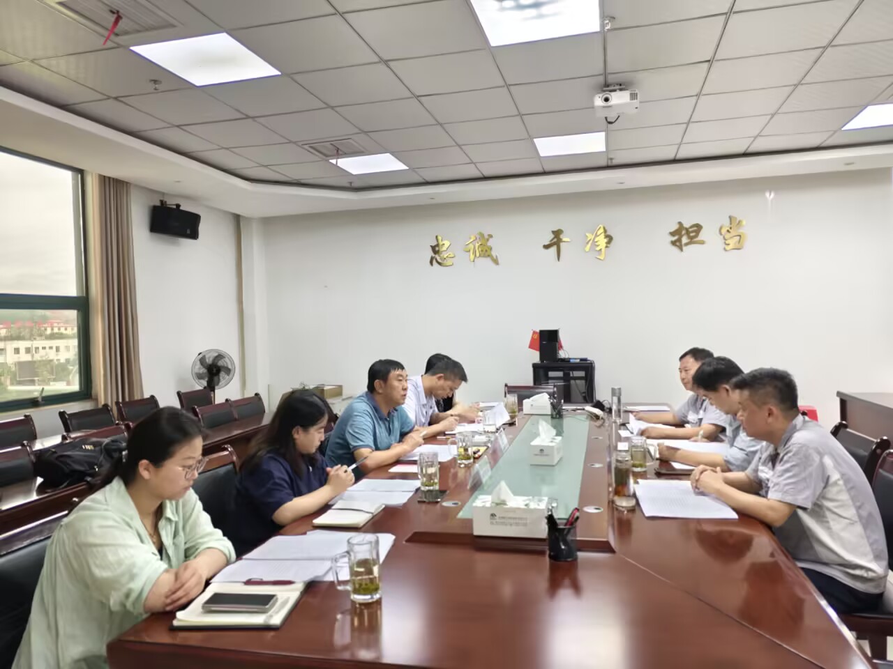 集團黨委委員、總會計師雷治昌一行到能礦錳業調研債權債務、資產盤活等工作