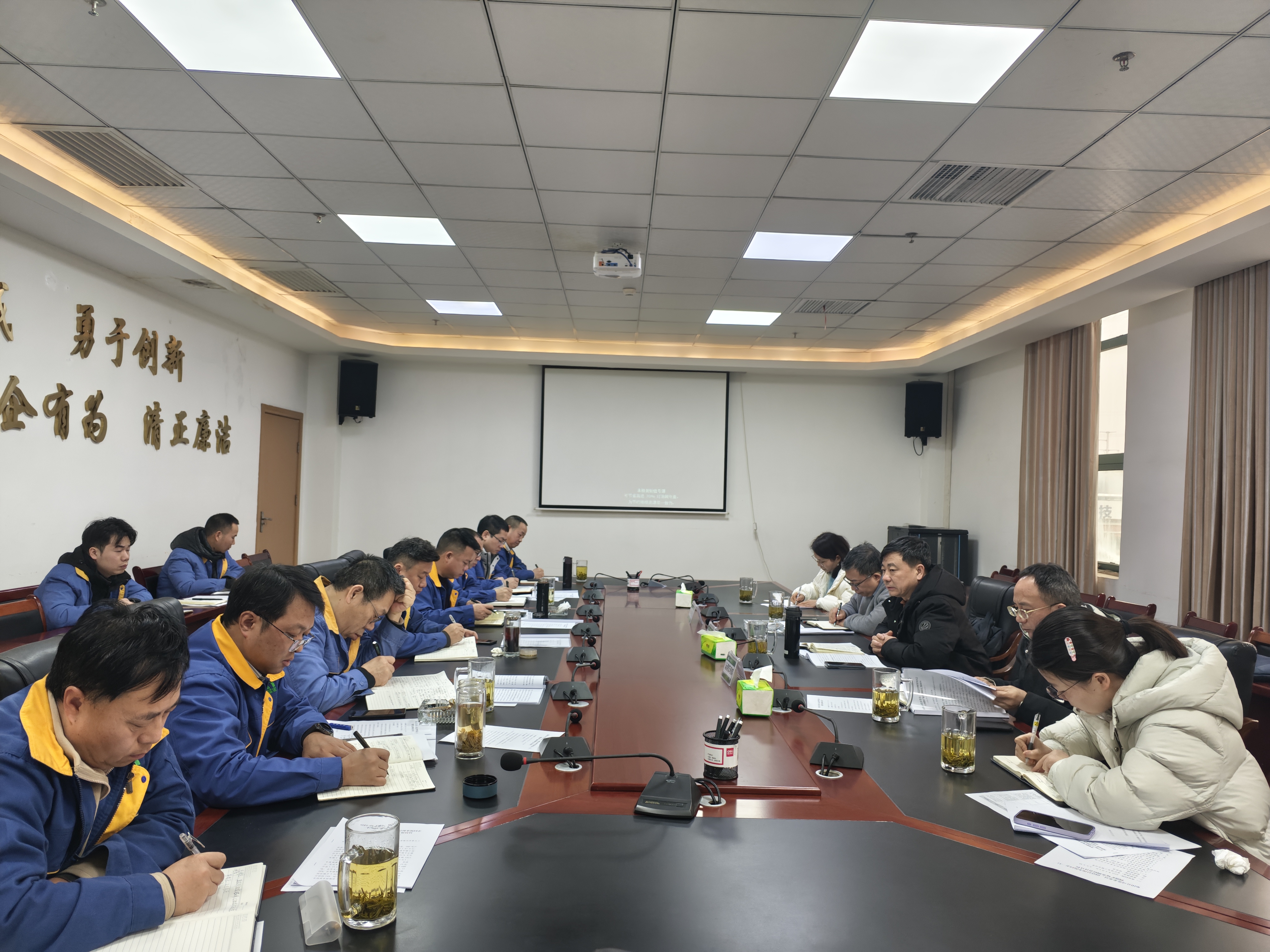 李凱到能礦錳業開展節日慰問和安全生產調研