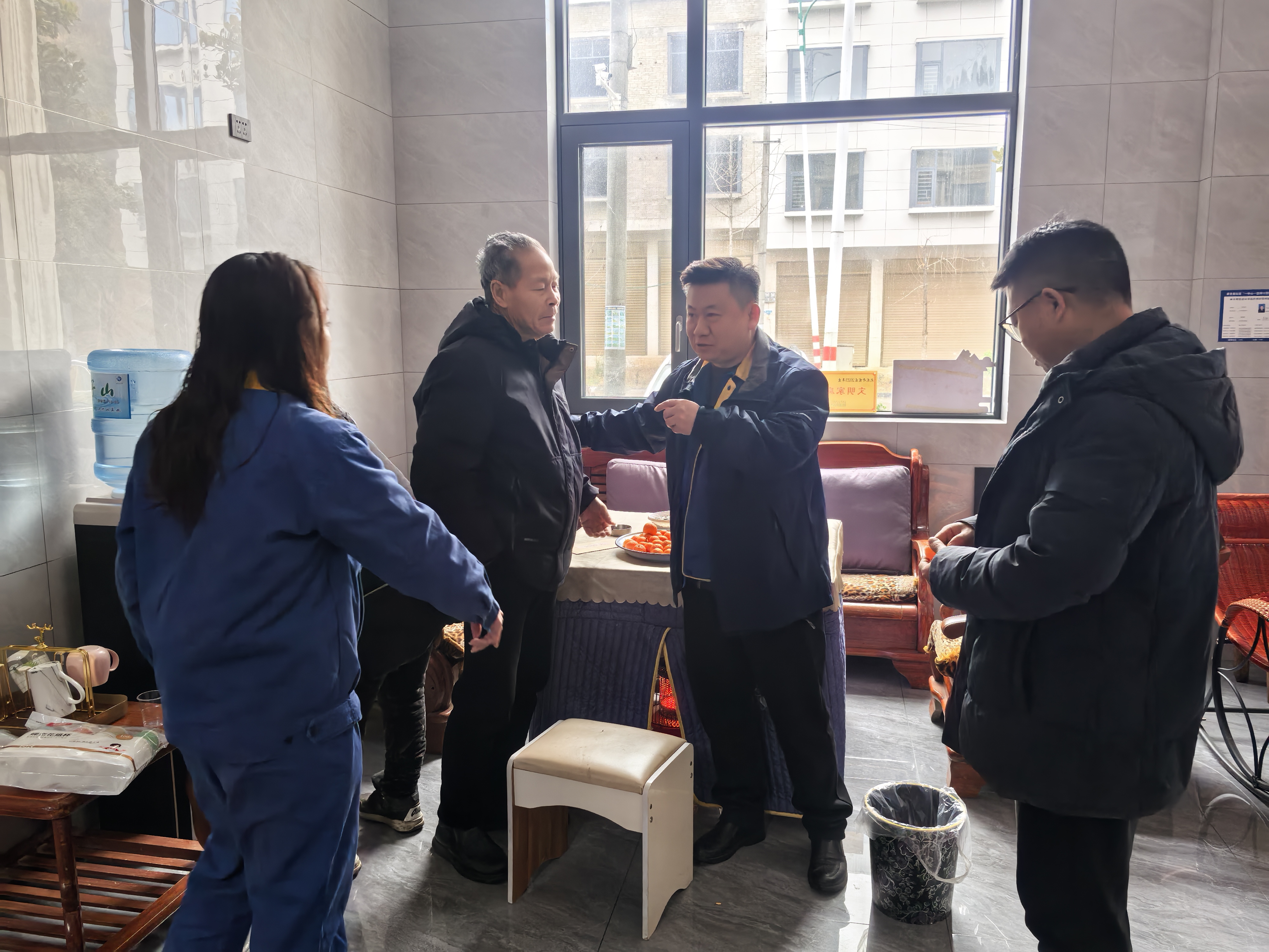 新春送暖顯擔當 情系職工共奮進 ——能礦錳業公司開展2026年新春慰問活動